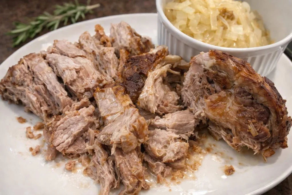 Rôti de porc échine fondant et oignons caramélisés.jpg