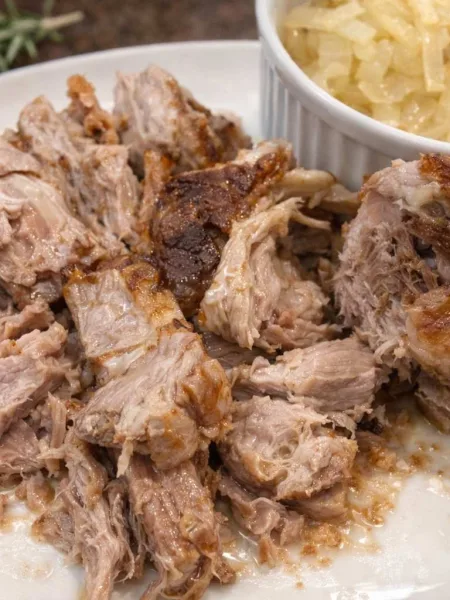 Rôti de porc échine fondant et oignons caramélisés.jpg