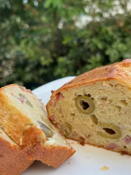 Cake aux olives et au jambon
