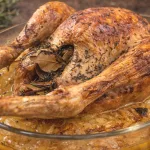 Poularde rôtie au four dans un plat transparent