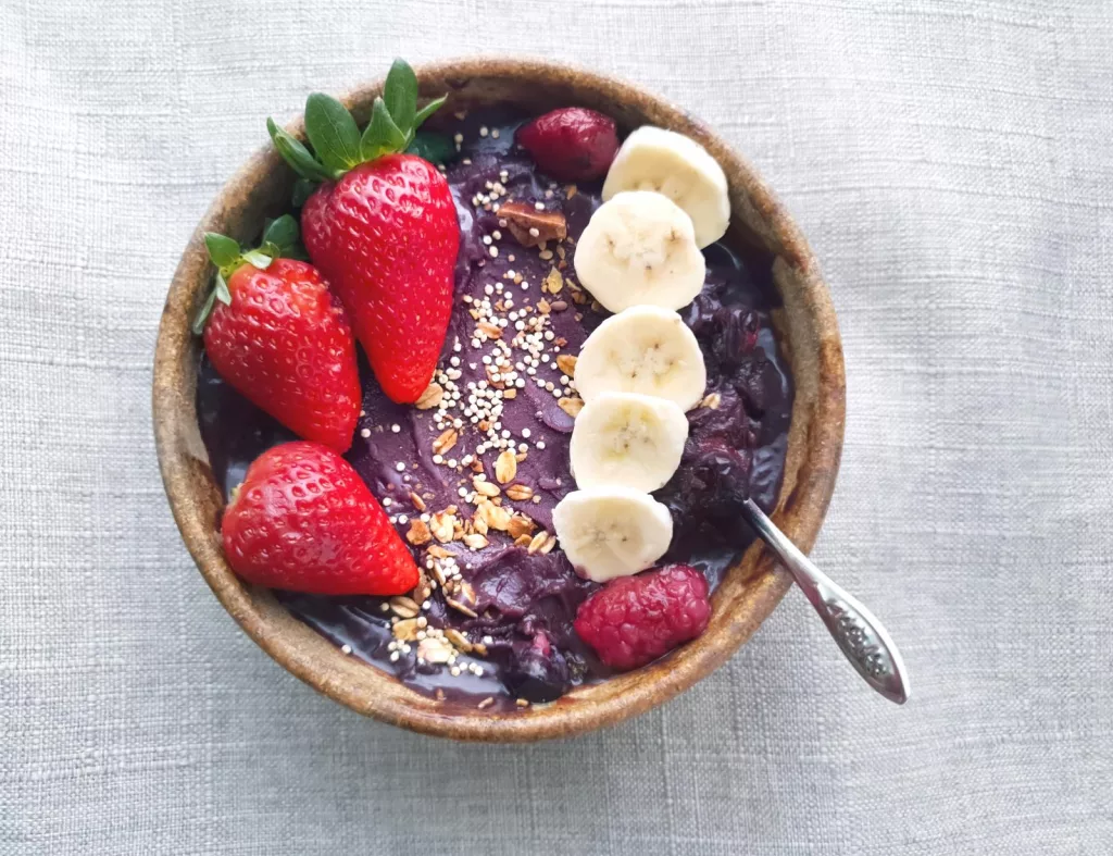 Smoothie Bowl aux fruits rouges et granola Maison