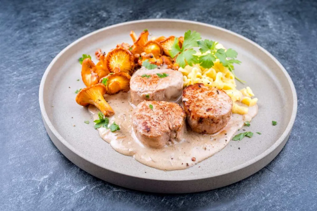 Filet mignon de porc à la moutarde et aux champignons
