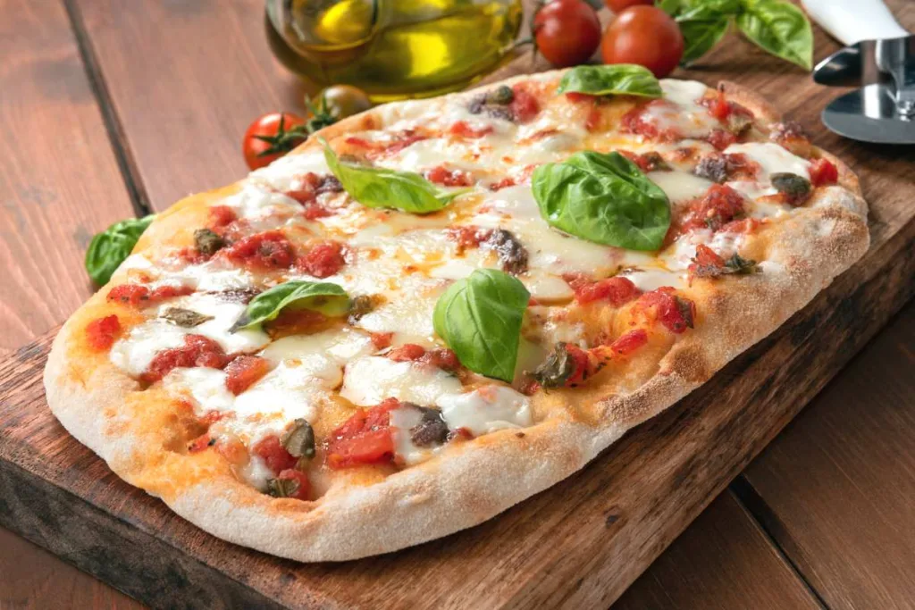 Pinsa romana avec garniture tomate et mozzarella