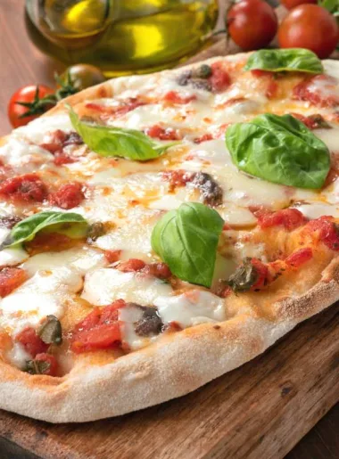 Pinsa romana avec garniture tomate et mozzarella