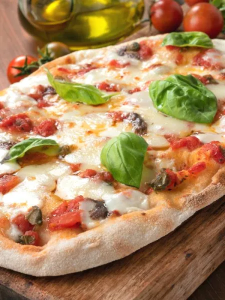 Pinsa romana avec garniture tomate et mozzarella