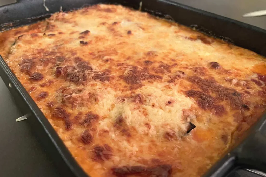 Moussaka grecque facile dans un plat à gratin noir