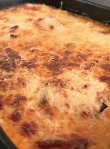 Moussaka grecque facile dans un plat à gratin noir
