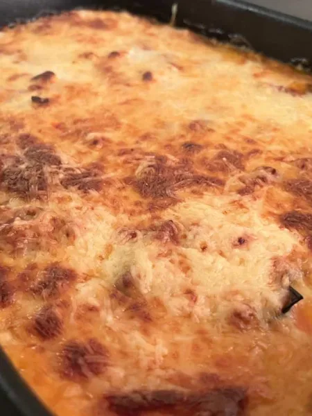 Moussaka grecque facile dans un plat à gratin noir