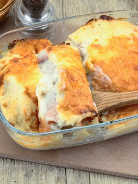 Plat d'endives au jambon gratinées