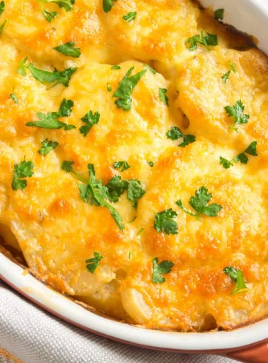 Gratin de légumes anciens au fromage dans un plat blanc
