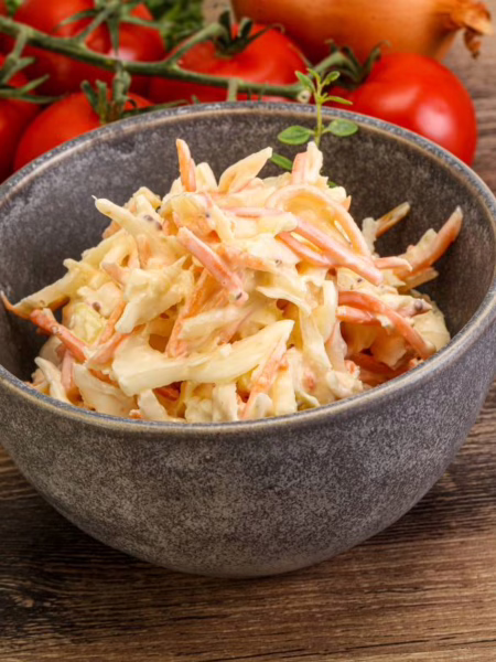 Coleslaw dans un bol gris